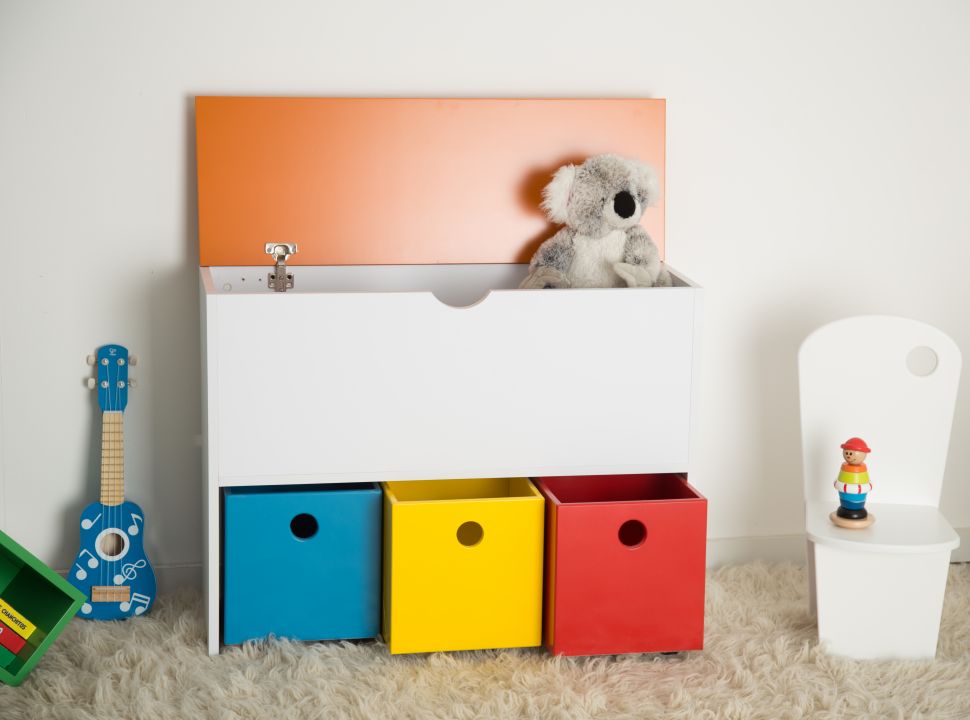 MUEBLE LAQUEADO DE 3 CARROS CON BAÚL